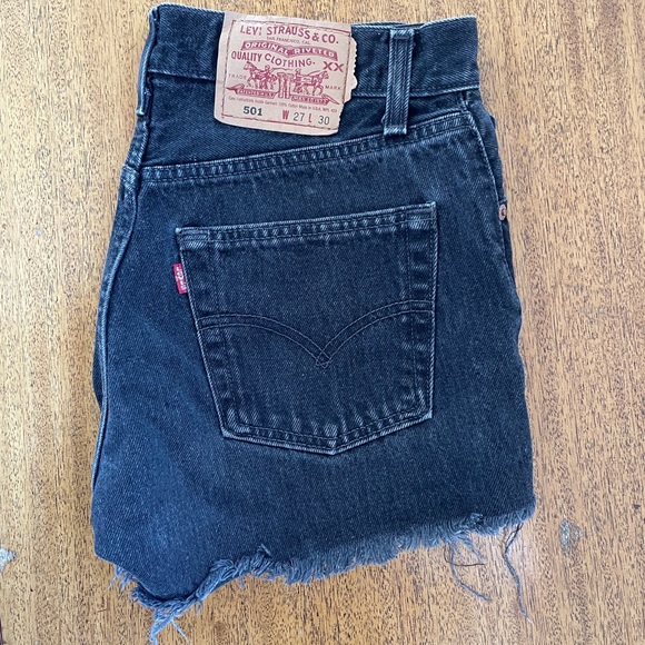Vintage black Levi’s cutoff short w27 l30 - Picture 2 of 3